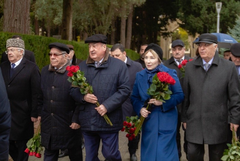 Ağsaqqallar Şurasının rəhbərliyi və millət vəkilləri Ümummilli Lider Heydər Əliyevin məzarını ziyarət ediblər