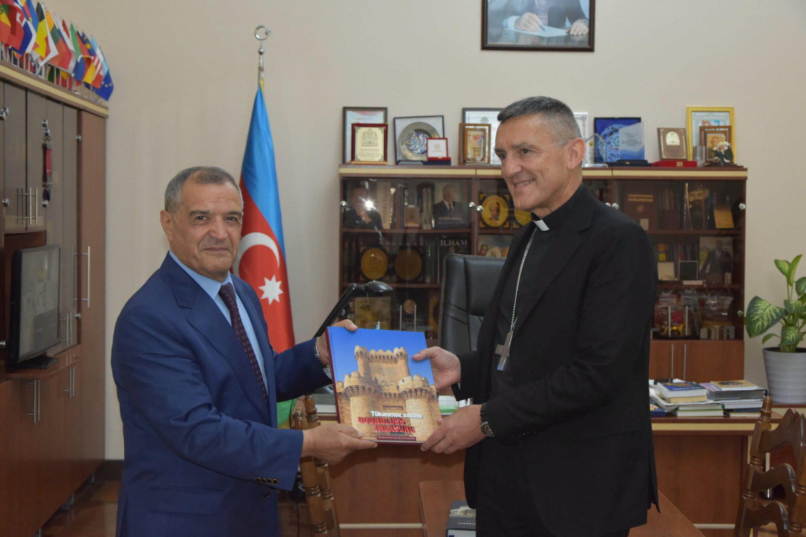Baş yepiskop Giovanni Cesare Pagazzinin rəhbərlik etdiyi Vatikan Apostol Arxivi və Vatikan Apostol Kitabxanasının rəsmi nümayəndə heyəti Azərbaycan Milli Kitabxanasının qonağı olub