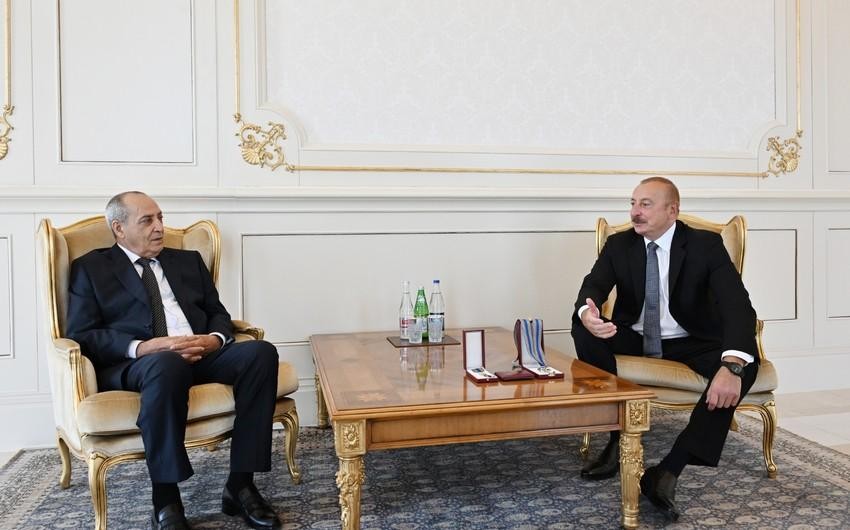 İlham Əliyev Rasim Balayevə orden təqdim etdi -