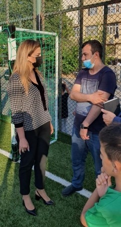 Millət vəkili Könül Nurullayeva yenicə təmir edilmiş futbol meydançasını sakinlərin istifadəsinə verib