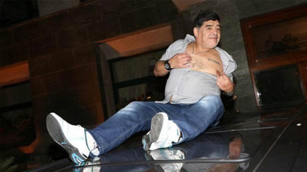 Maradona içib soyundu, rüsvay oldu