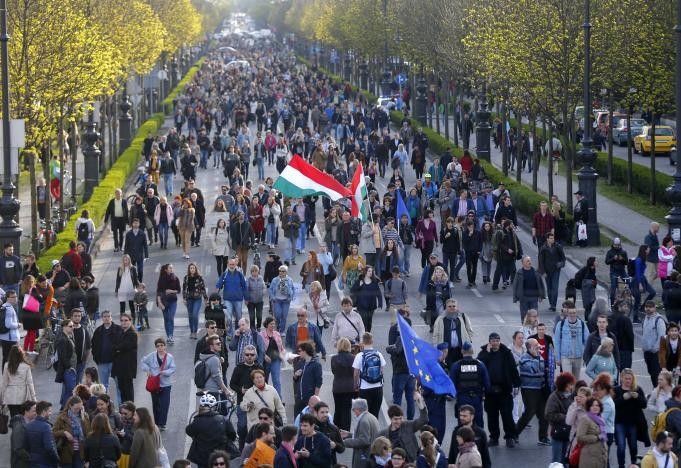 Macarıstanda insanlar parlamentin qarşısına çıxdı-