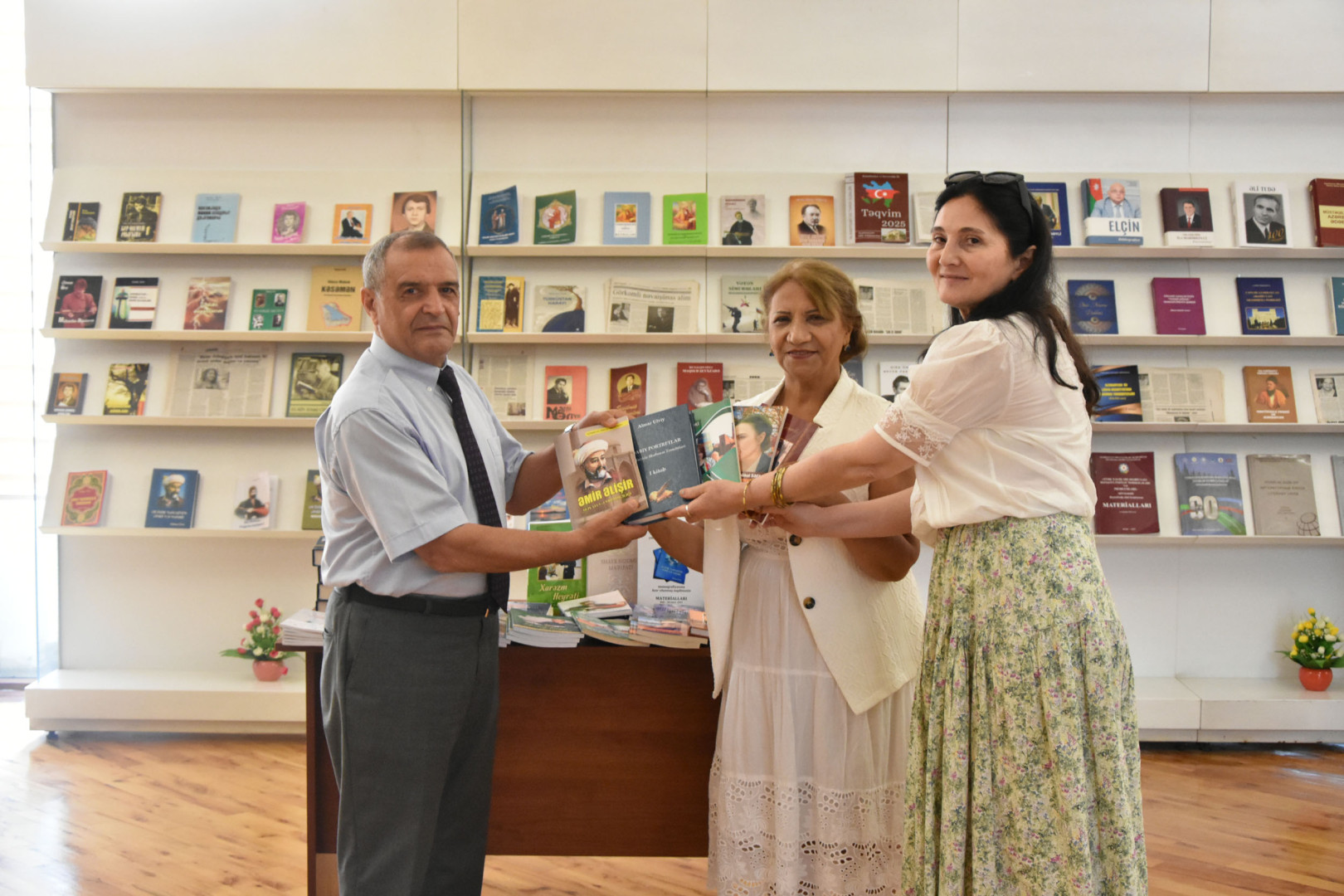 Yazıçı-publisist, professor Almaz Ülvi yeni əsərlərini Azərbaycan Milli Kitabxanasına təqdim edib