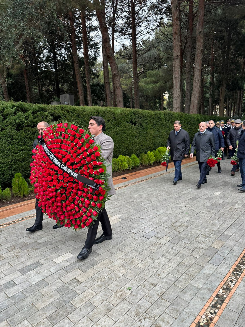 "Azərkontrakt" Açıq Səhmdar Cəmiyyətinin kollektivi Heydər Əliyevin məzarını ziyarət edib