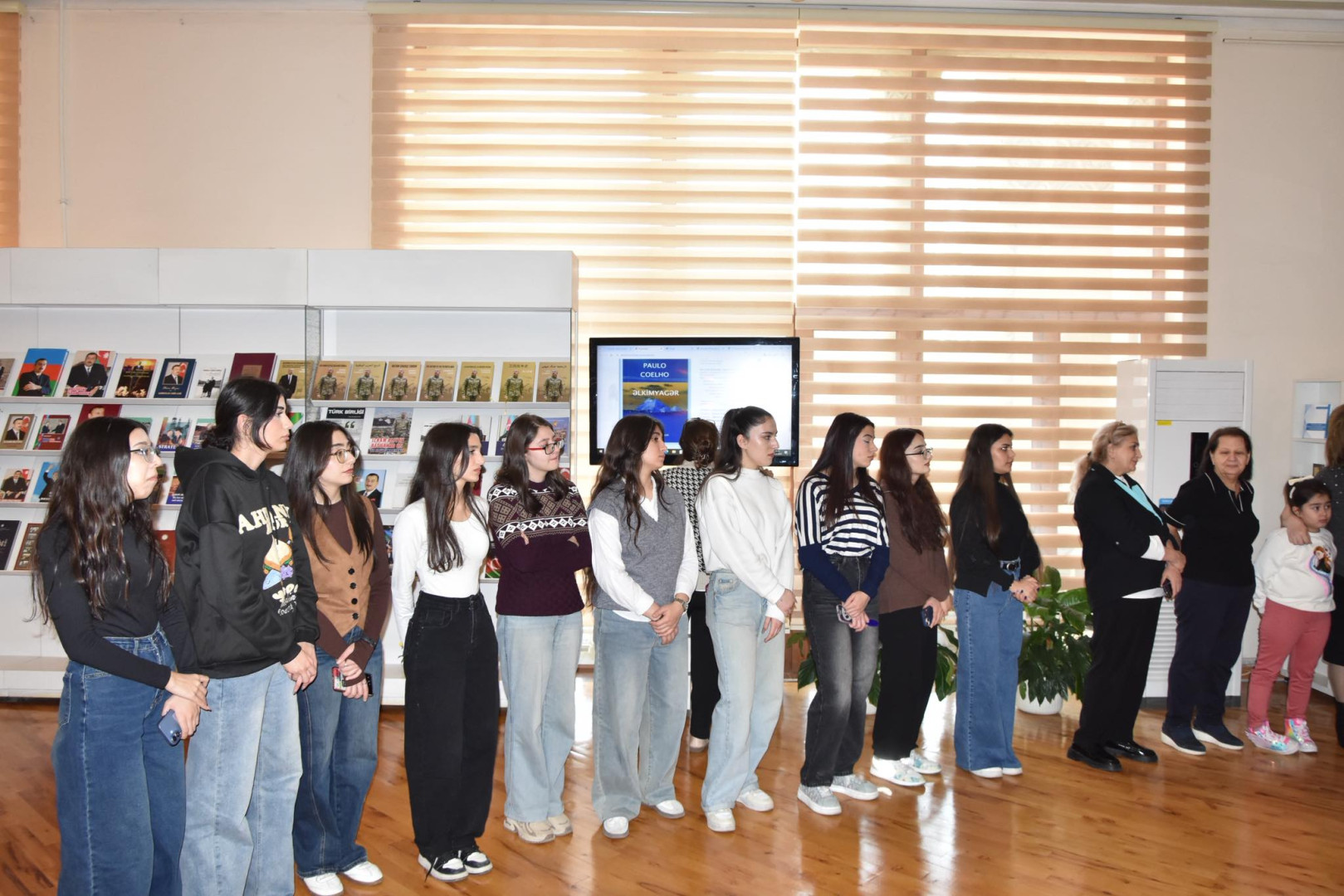 Bakı Dövlət Universitetinin müəllim və tələbə heyəti kitab sərgisini ziyarət edib