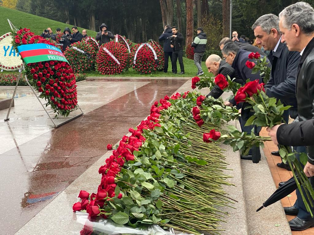 "Azərkontrakt" Açıq Səhmdar Cəmiyyətinin kollektivi Heydər Əliyevin məzarını ziyarət edib