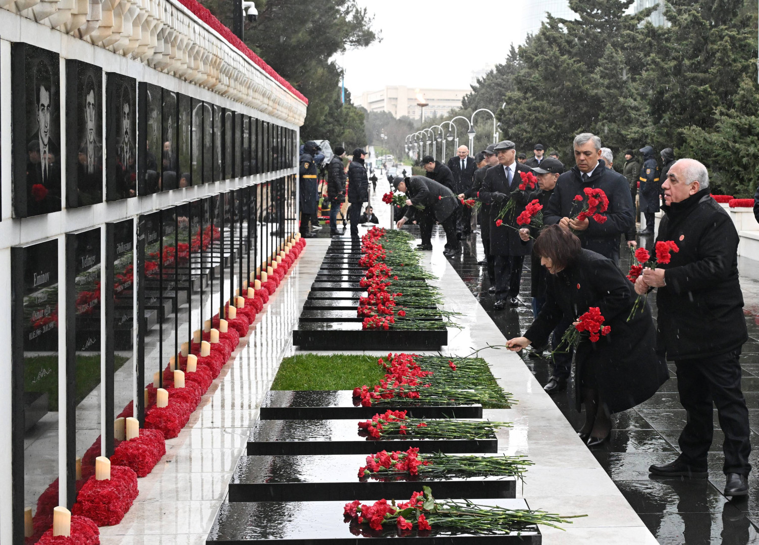 Dövlət və hökumət rəsmiləri Şəhidlər xiyabanını ziyarət ediblər -FOTO