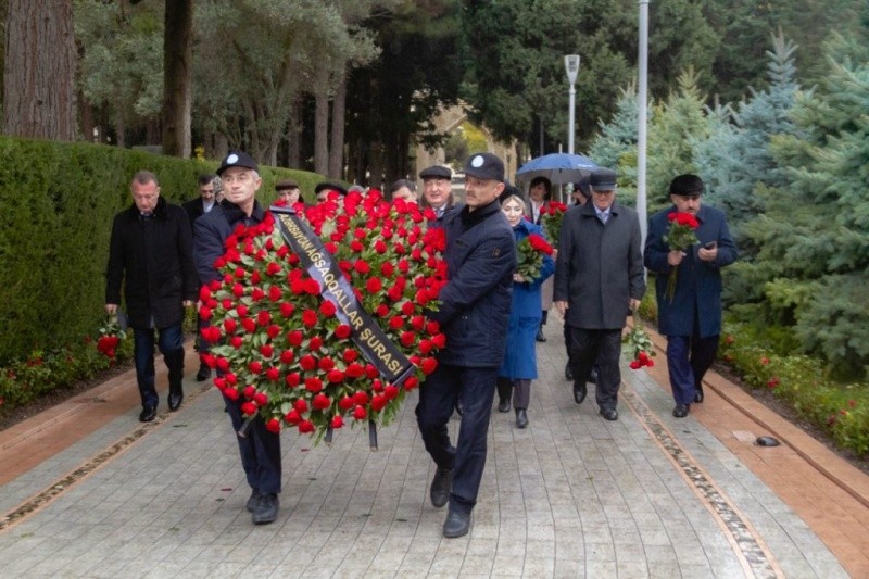 Ağsaqqallar Şurasının rəhbərliyi və millət vəkilləri Ümummilli Lider Heydər Əliyevin məzarını ziyarət ediblər