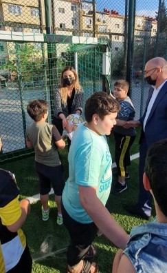 Millət vəkili Könül Nurullayeva yenicə təmir edilmiş futbol meydançasını sakinlərin istifadəsinə verib