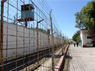 42 yaşlı məhbus özünü kameranın nəfəsliyindən asıb –