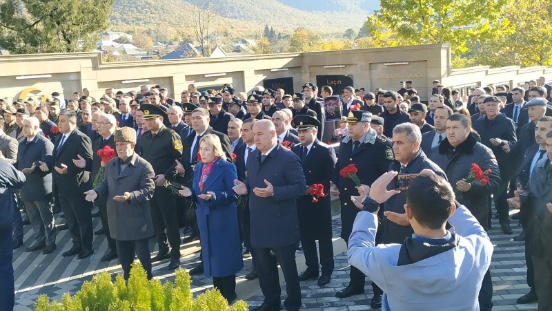 Deputat Aqiyə Naxçıvanlı Zəfər Günü ilə bağlı 117 saylı Oğuz-Qəbələ seçki dairəsi ərazisində yaşayan şəhid ailələrini ziyarət edib-