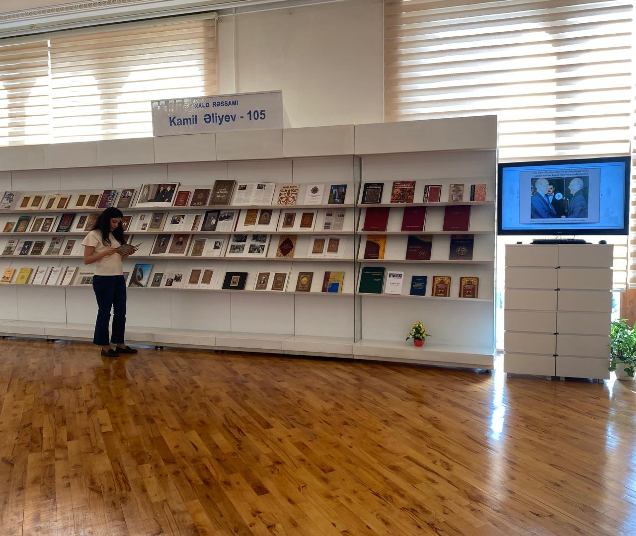 Milli Kitabxanada “Xalq rəssamı Kamil Əliyev – 105” adlı virtual və ənənəvi kitab sərgisi istifadəçilərə təqdim olunub
