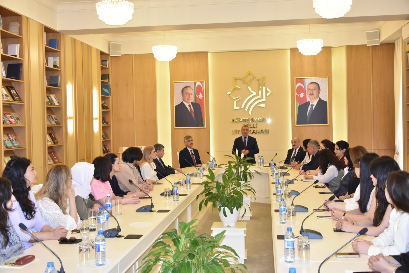 Milli Kitabxanada Ümummilli Lider Heydər Əliyevin anadan olmasının 103 illiyi ilə əlaqədar Azərbaycan Respublikası Mədəniyyət Nazirliyi ilə birgə “Tarixdə iz, xatirələrdə işıq” mövzusunda tədbir keçirilib