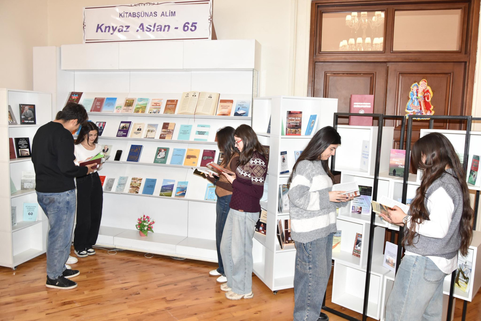 Bakı Dövlət Universitetinin müəllim və tələbə heyəti kitab sərgisini ziyarət edib