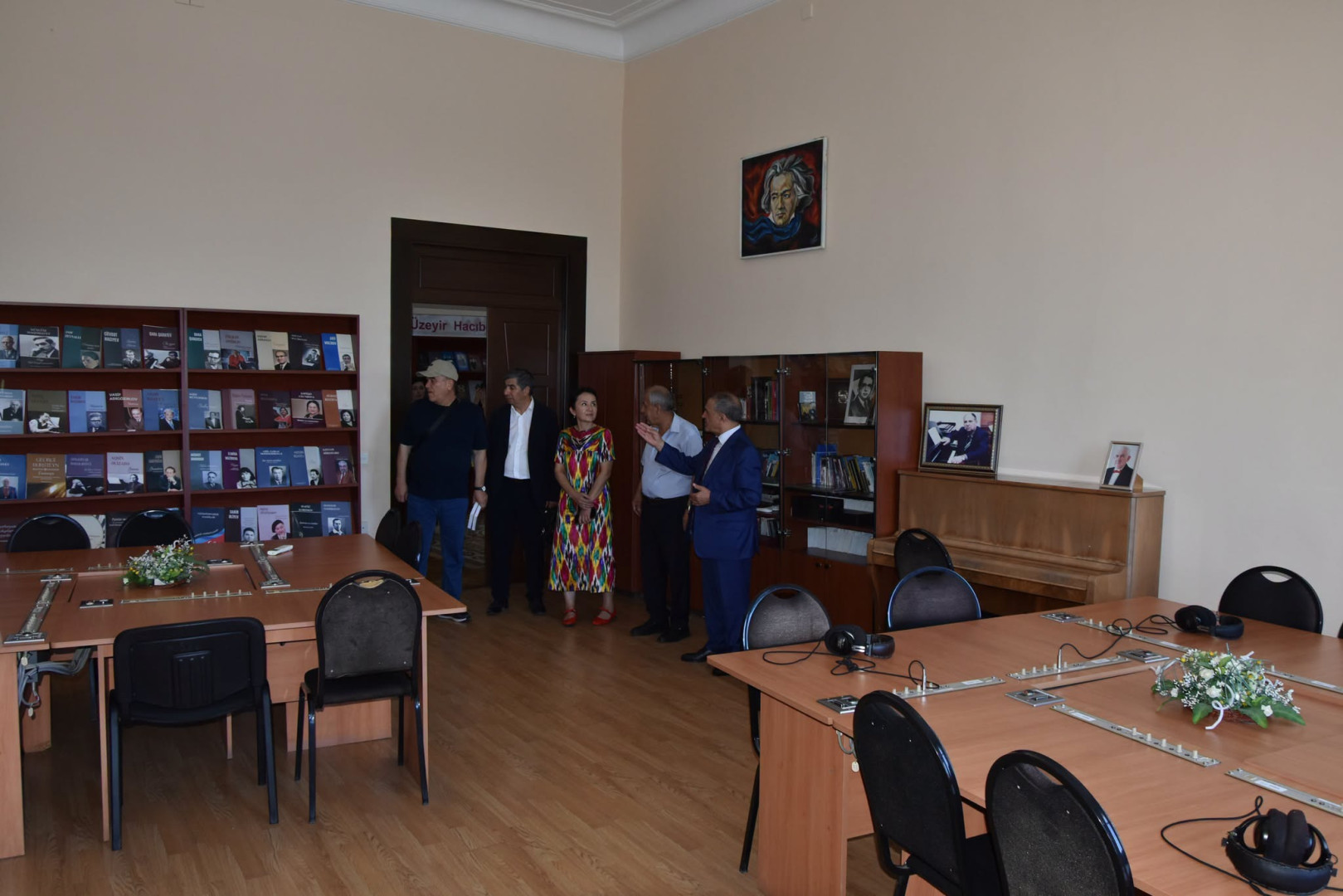 Özbəkistan Milli Universitetinin professoru Hamidulla Boltaboyev və Əlişir Nəvai adına Özbək Dili və Ədəbiyyatı İnstitutunun prorektoru, professor İnomjon Azimov Milli Kitabxananın qonağı olub