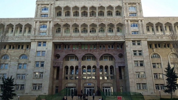 Tibb Universitetində təhsil haqqı 5500 manata qaldırılıb-