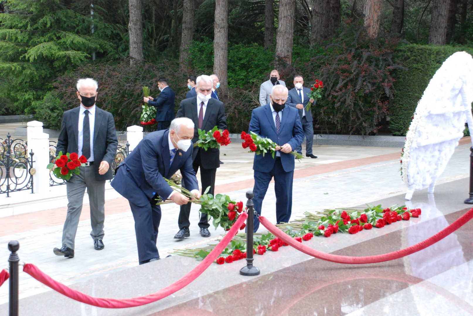 AHİK rəhbərliyi Fəxri xiyabana gedib, Ulu Öndərin xatirəsini yad edib