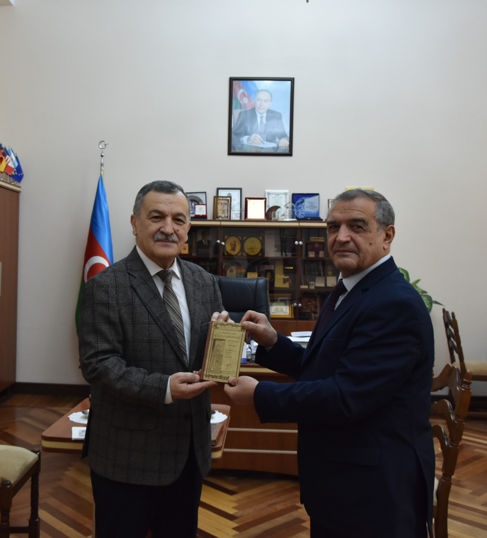 Millət vəkili, bibliofil Aydın Mirzəzadə Milli Kitabxanaya qiymətli kitablar hədiyyə edib