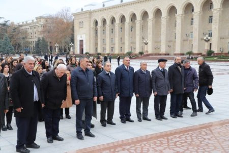 Elmi-Tədqiqat İnstitutunun kollektivi Heydər Əliyevi yad edib