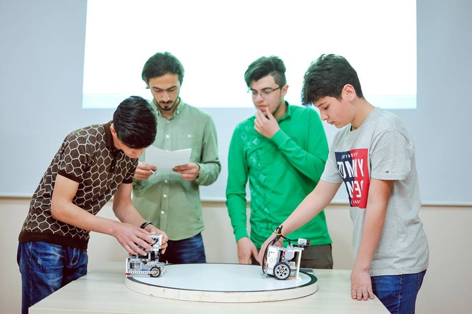 Западно-Каспийский Университет провел олимпиаду по робототехнике среди школьников