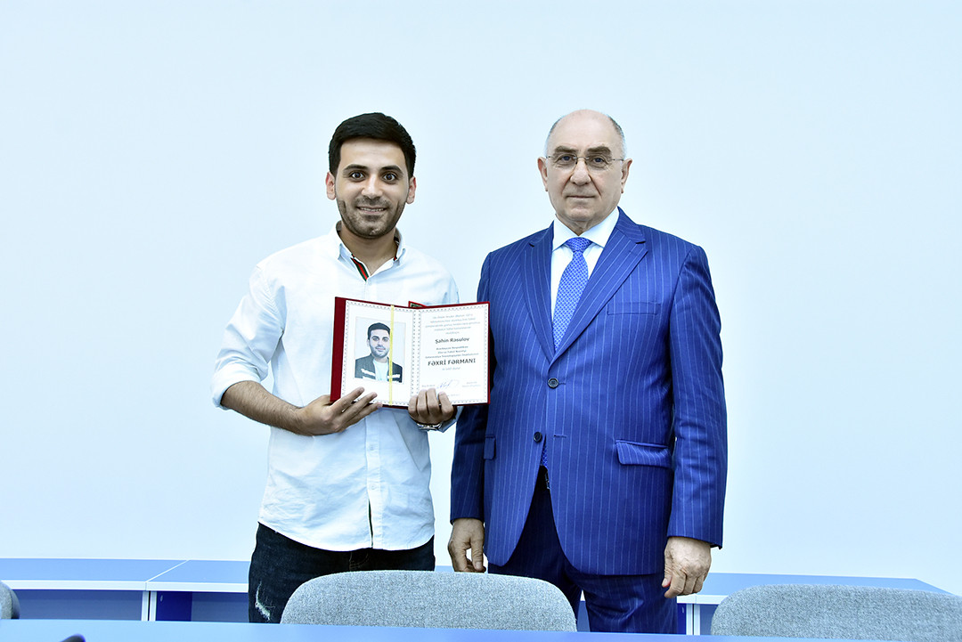 Futbol komandasının üzvlərinə fəxri fərmanlar təqdim olunub