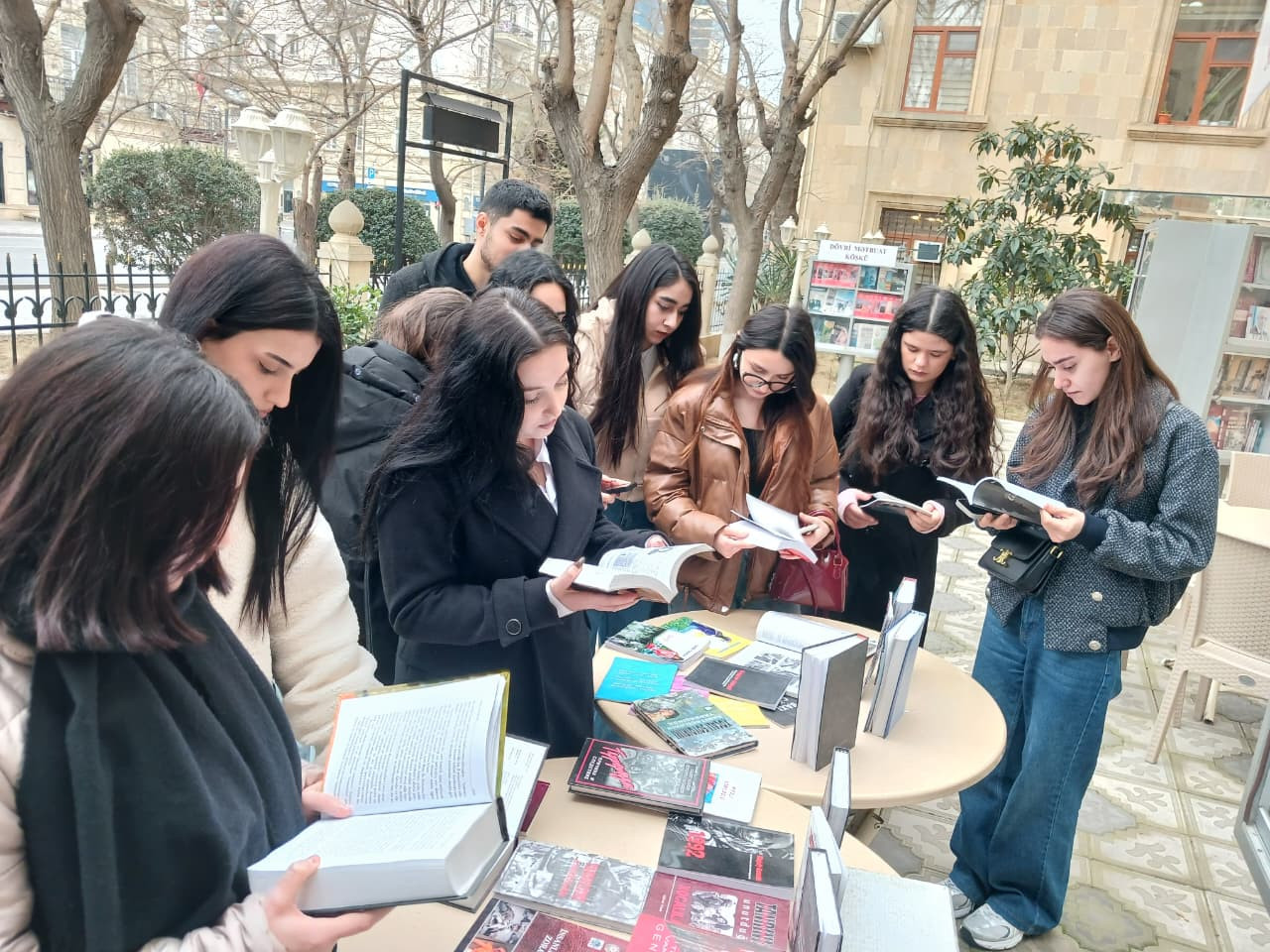 Fevralın 26-da Milli Kitabxananın nəzdində fəaliyyət göstərən Açıq kitabxana-sərbəst mütaliə bölməsində Xocalı faciəsi qurbanlarının xatirəsinə həsr olunmuş tədbir təşkil olunub