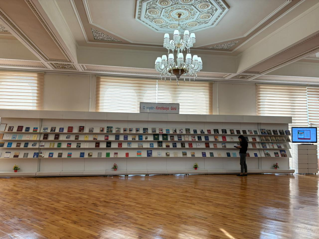 Milli Kitabxanada “12 noyabr - Konstitusiya Günü” adlı virtual sərgi və eyniadlı ənənəvi kitab sərgisi istifadəçilərə təqdim olunub