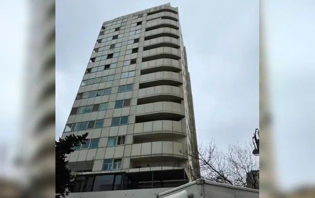Bakıda çoxmərtəbəli bina sökülür