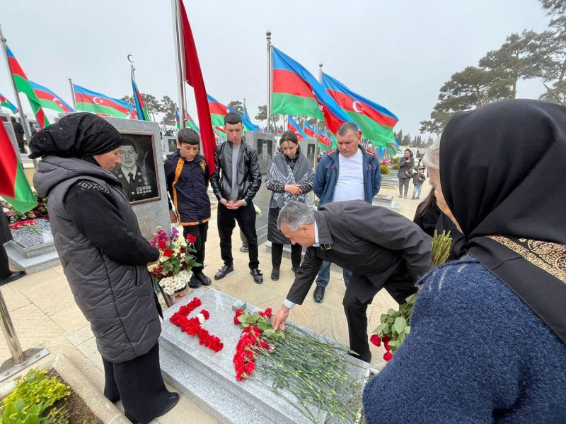 Abşeron Rayon İcra Hakimiyyətinin başçısı şəhidləri ziyarət edib