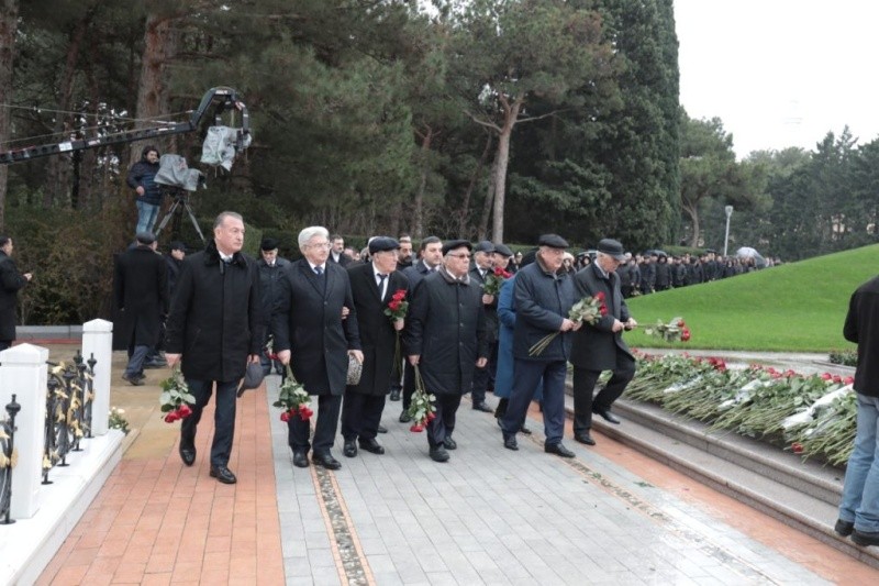 Ağsaqqallar Şurasının rəhbərliyi və millət vəkilləri Ümummilli Lider Heydər Əliyevin məzarını ziyarət ediblər