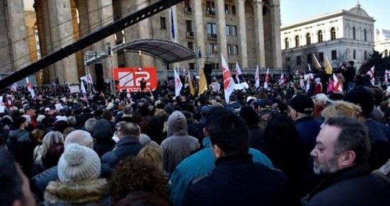 Müxalifət Tiflisdə, parlament binası qarşısında etiraz aksiyasına başlayıb