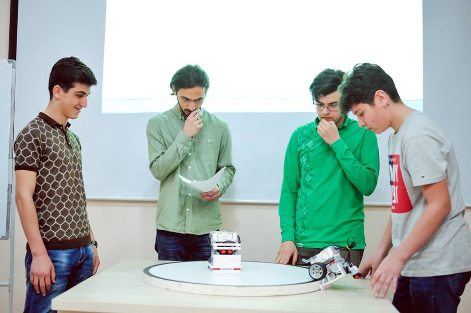 Западно-Каспийский Университет провел олимпиаду по робототехнике среди школьников