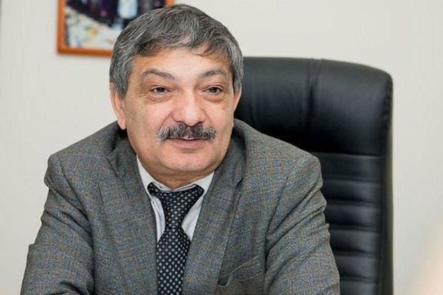 Tahir Əmiraslanov kitablarını və arxivini yandırdı -