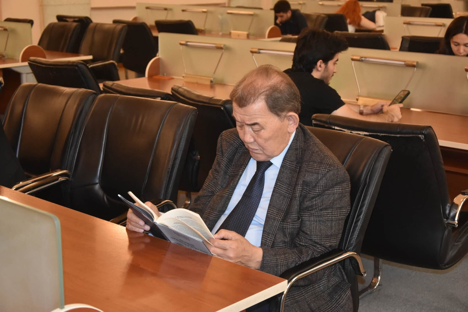 Qazaxıstanın Respublikasının tanınmış ictimai xadimi Sabır Qasımov Milli Kitabxananın qonağı olub
