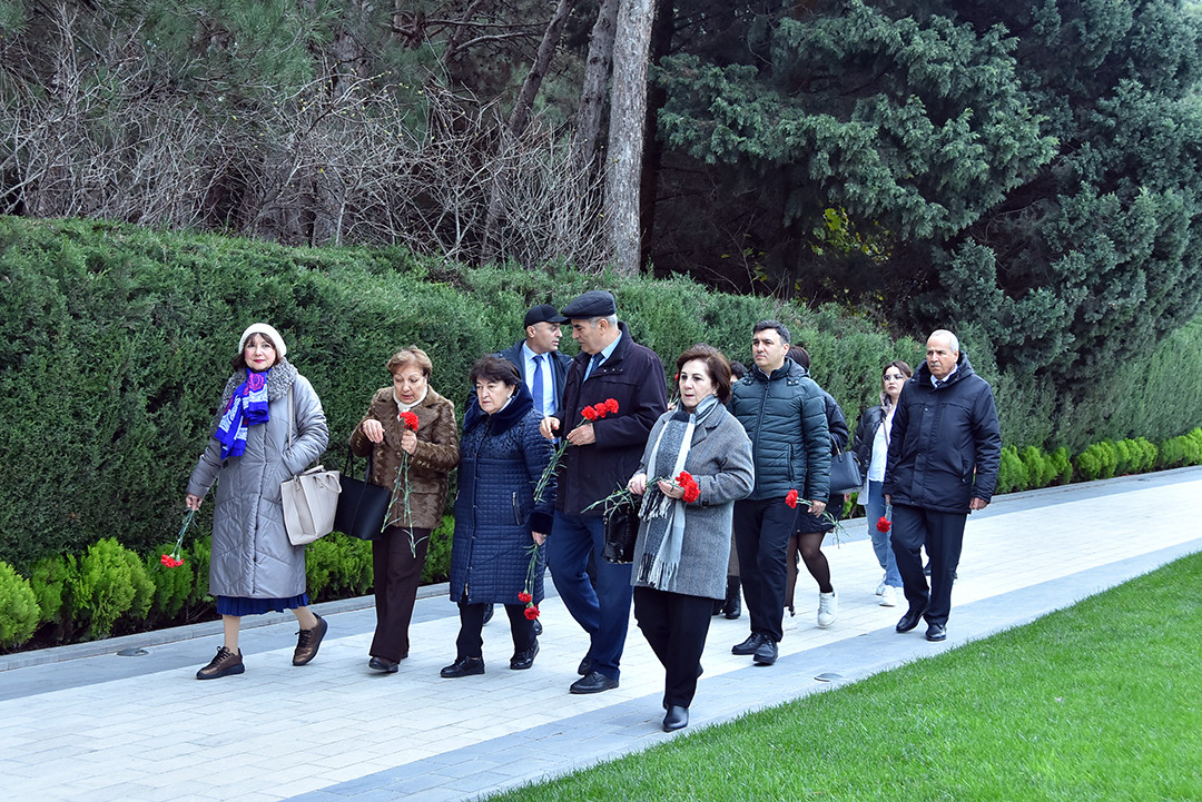 İnformasiya Texnologiyaları İnstitutunun kollektivi Ulu Öndər Heydər Əliyevin məzarını ziyarət edib