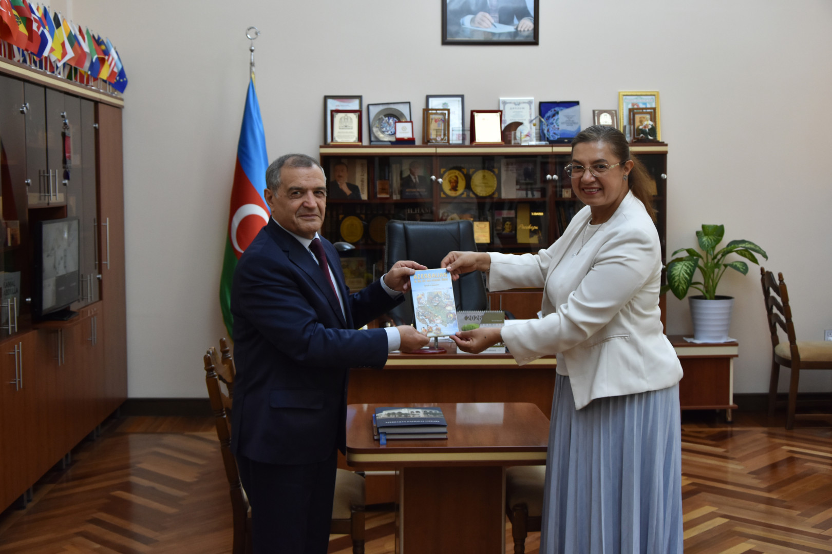 Kolumbiyanın Azərbaycandakı fövqəladə və səlahiyyətli səfiri xanım Nelsi Rakel Munar Xaramiyon Milli Kitabxananın qonağı olub