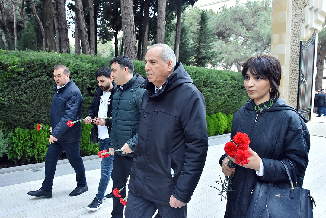 İnformasiya Texnologiyaları İnstitutunun kollektivi Ulu Öndər Heydər Əliyevin məzarını ziyarət edib