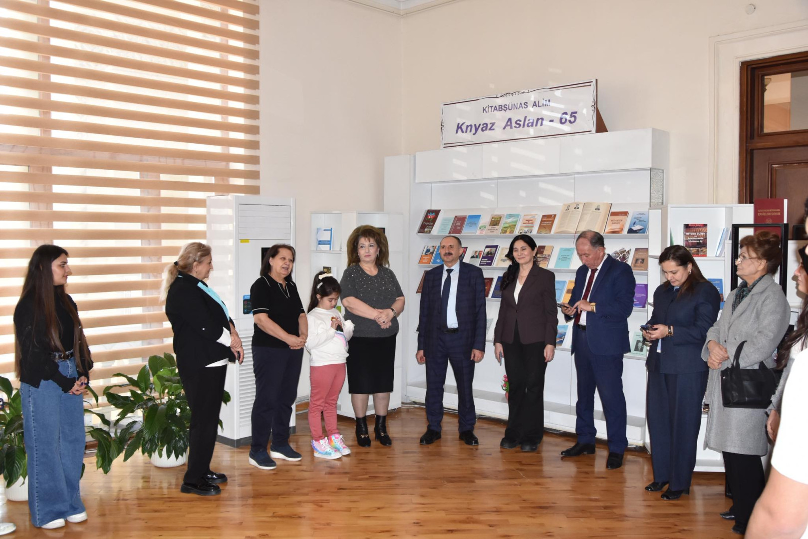 Bakı Dövlət Universitetinin müəllim və tələbə heyəti kitab sərgisini ziyarət edib