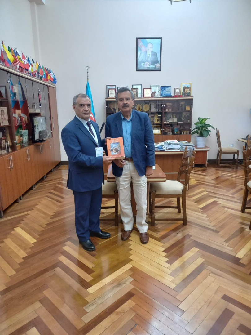 Kolumbiyanın Azərbaycandakı fövqəladə və səlahiyyətli səfiri Luis Fernando Kuartas Ayala və Kolumbiyalı yazıçılar Milli Kitabxananın qonağı olublar