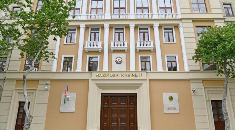 Ticarət müəssisələrində polietilen torbalar vətəndaşlara satılacaq –