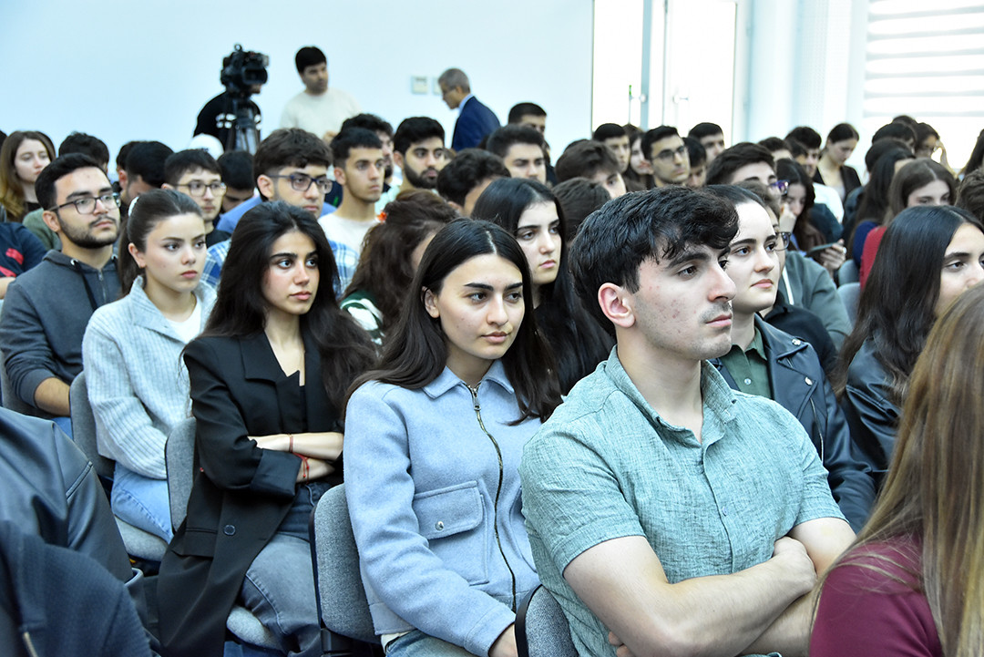Akademik Rasim Əliquliyev SABAH tələbələrinə ustad dərsi keçib