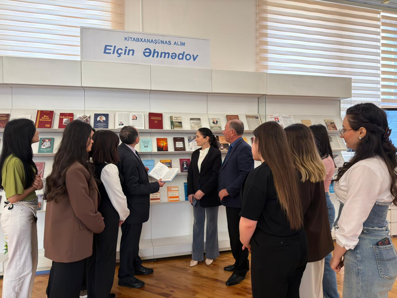 BDU-nun İnformasiya və sənəd menecmenti fakültəsinin müəllim və tələbə heyəti kitabxanaşünas alim Elçin Əhmədovun 65 illik yubileyinə həsr olunmuş kitab sərgisini ziyarət ediblər