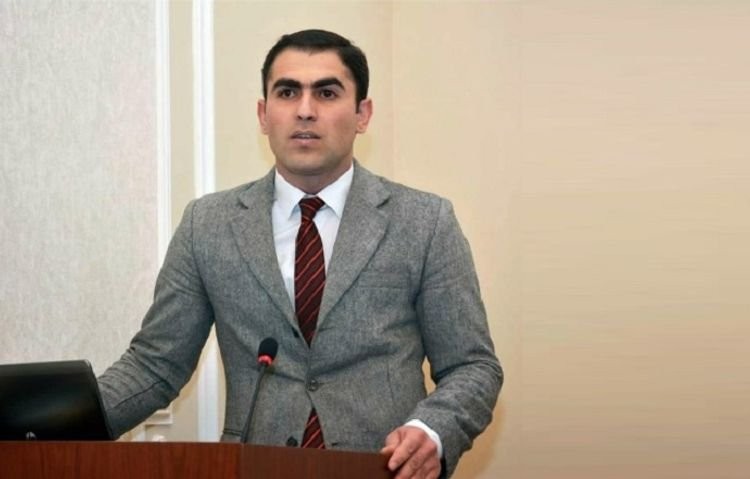 Direktorlar yazarı məhkəməyə verdi