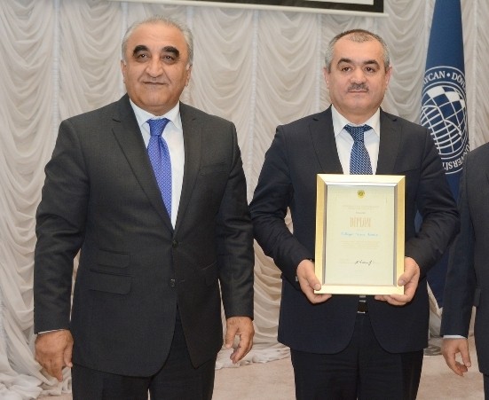 Azərbaycan Dövlət İqtisad Universitetinin magistrləri kafedra müdirini yalnız gecə qaranlığında görə bilərlər-