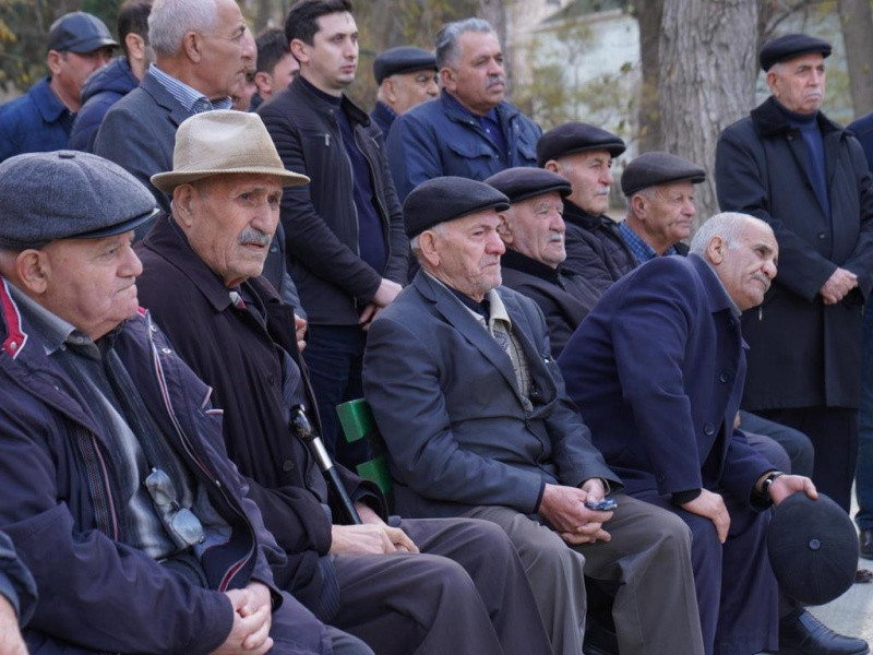 Deputat və rayon təşkilatının sədri M.Ə.Rəsulzadə qəsəbəsində partiya fəalları ilə görüşüb