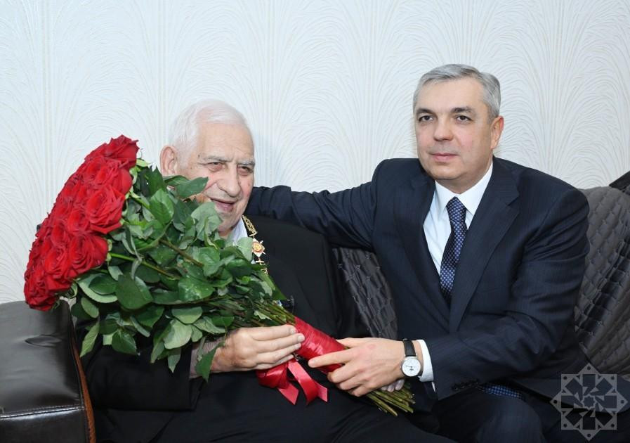 Samir Nuriyev Nəriman Həsənzadəyə “Heydər Əliyev” ordenini təqdim edib -