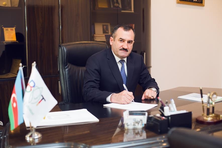 Klinika rəhbəri TV əməkdaşlarına hücum etdi -