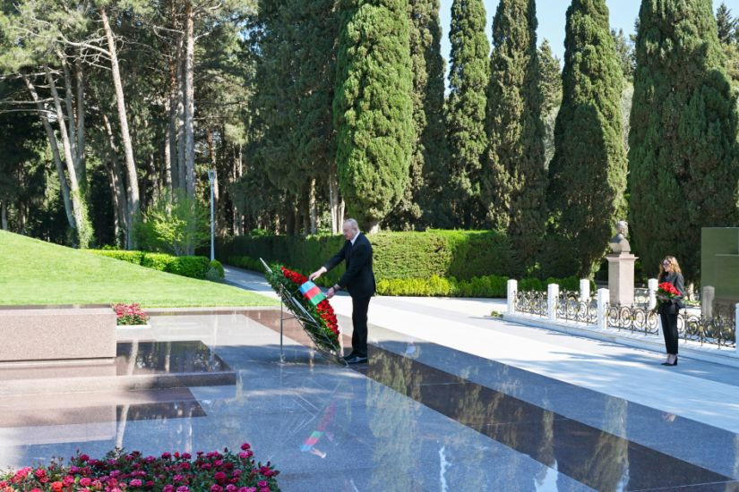 Prezident İlham Əliyev və birinci xanım Mehriban Əliyeva Fəxri xiyabanda Ulu Öndər Heydər Əliyevin məzarını ziyarət ediblər