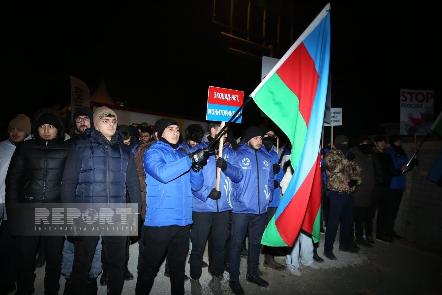 Xankəndi-Laçın yolunda keçirilən etiraz aksiyası axşam saatlarında da davam edir