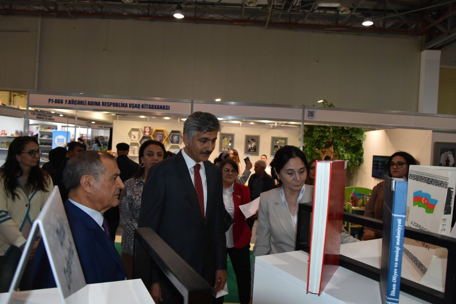 Milli Kitabxanada XI Bakı Beynəlxalq Kitab Sərgisi çərçivəsində “Konstitusiya və Suverenlik İli”nə həsr olunmuş ekspozisiyanın açılışını, mövzu ilə əlaqədar Virtual sərginin və Elektron məlumat bazasının təqdimatı keçirib